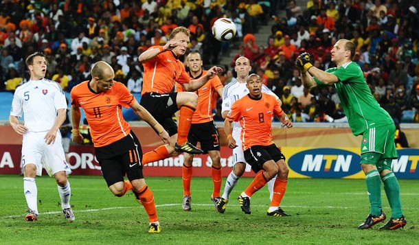 Robben guides Dutch through